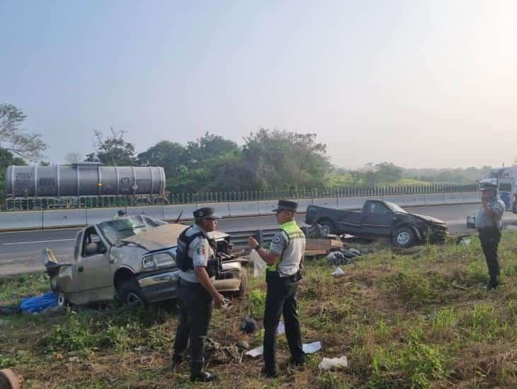 Volcadura en autopista de Acayucan deja 2 personas sin vida