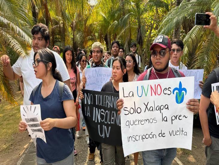 Estudiantes de la UV  en Veracruz se manifiestan contra nuevo modelo educativo 