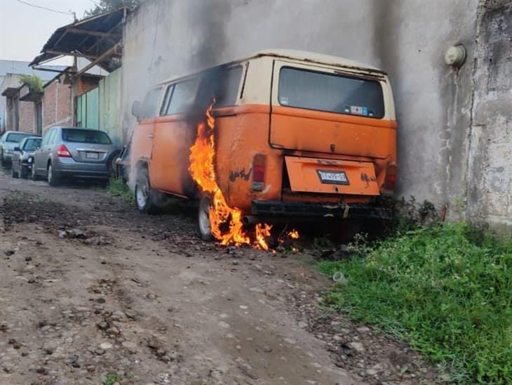 Incendian camioneta en la colonia La Lagunilla de Xalapa 