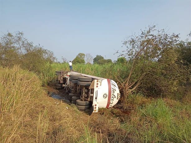 Miércoles de accidentes; vuelca pipa con melaza en la carretera Córdoba-Veracruz