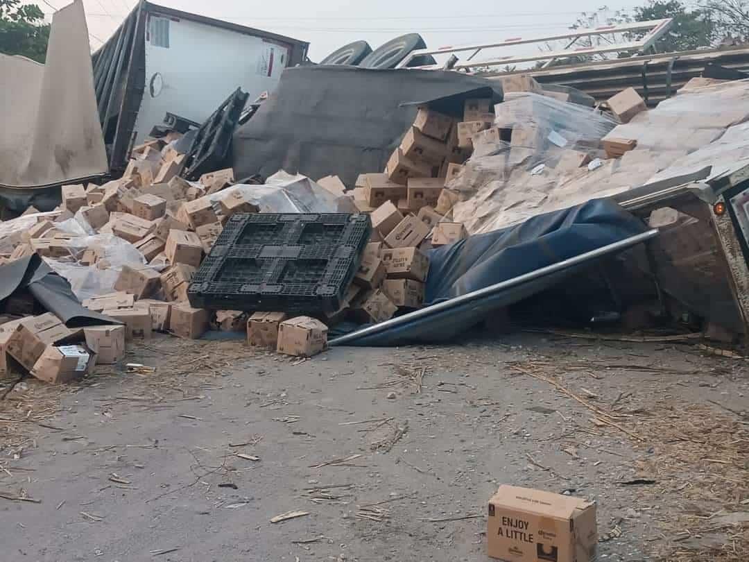 Vuelca tráiler cargado con cajas de cerveza en carretera a Tierra Blanca; hubo rapiña