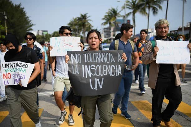 Estudiantes de la UV  en Veracruz se manifiestan contra nuevo modelo educativo 