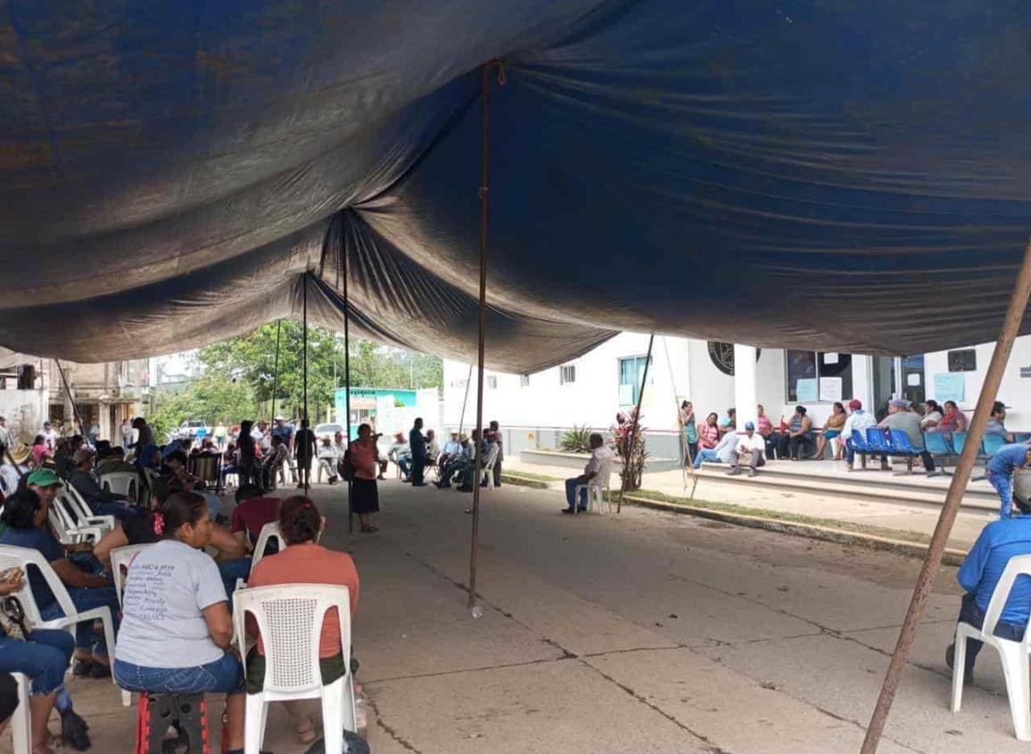 En demanda de justicia para gemelos, toman hospital de Uxpanapa 