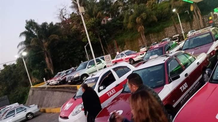 Taxistas bloquean la carretera Huatusco-Xalapa; exigen mejora en la infraestructura