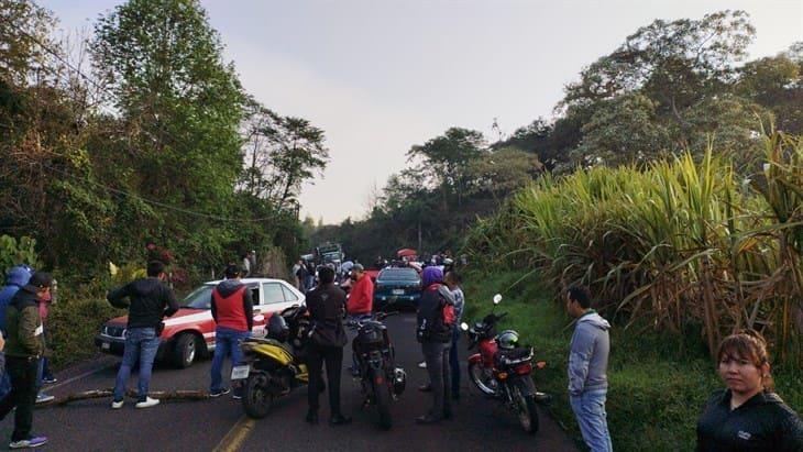 Taxistas bloquean la carretera Huatusco-Xalapa; exigen mejora en la infraestructura