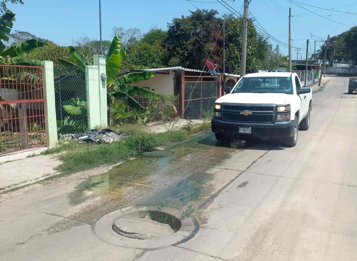 Vecinos de Las Choapas se manifestaron por alcantarillas destruidas y el brote de aguas residuales