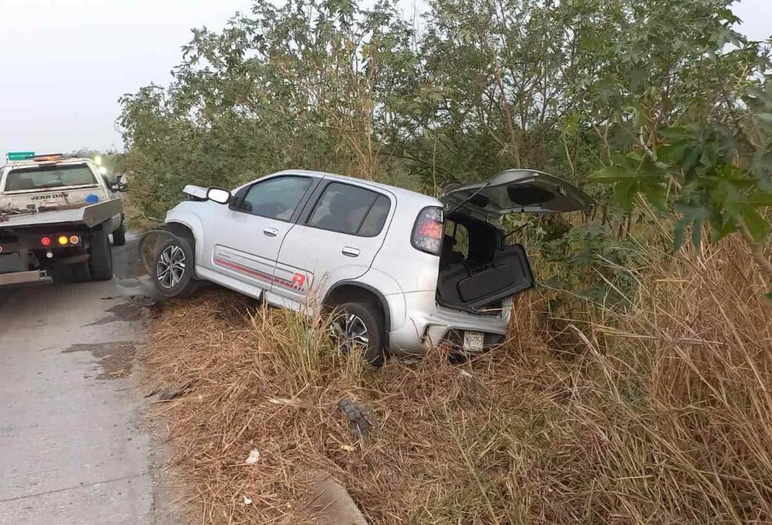 Automovilista pierde el control y se sale de la carretera en el kilómetro 13.5, en Veracruz