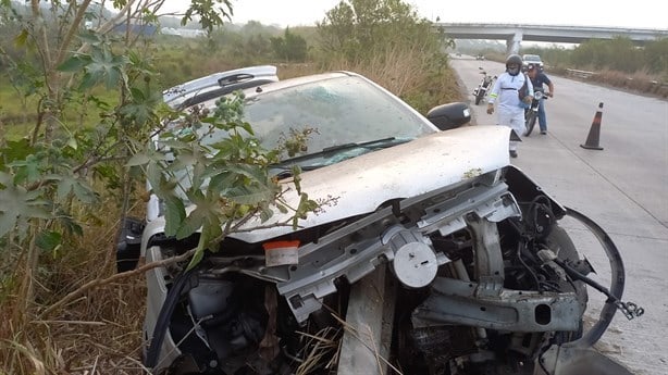 Automovilista pierde el control y se sale de la carretera en el kilómetro 13.5, en Veracruz