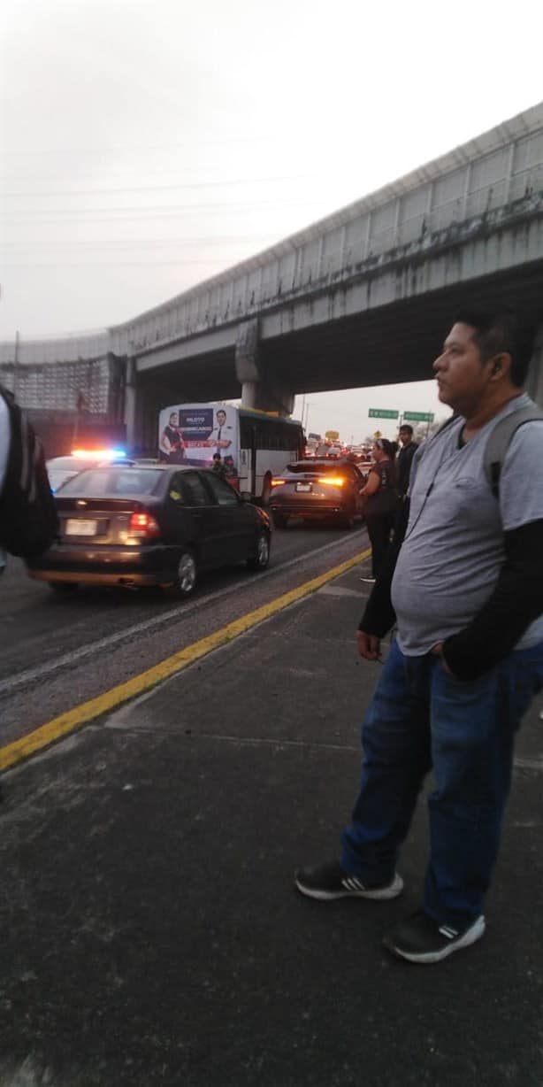 Caos vial por accidente en el distribuidor vial Cabeza Olmeca, en Veracruz