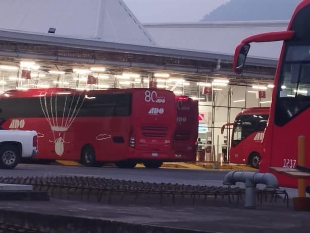 Autobús se estampa contra pared de cristal en terminal de Orizaba