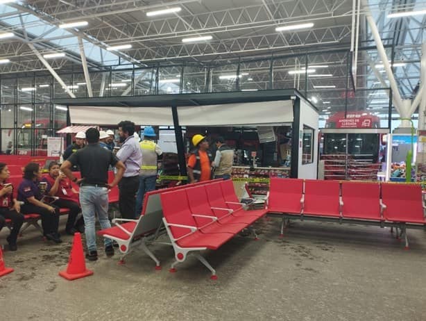 Autobús se estampa contra pared de cristal en terminal de Orizaba