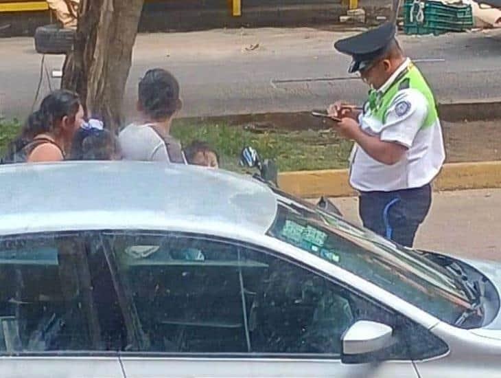 Familias enteras viajan en motocicleta y sin casco; sin conciencia vial en Coatzacoalcos | VIDEO