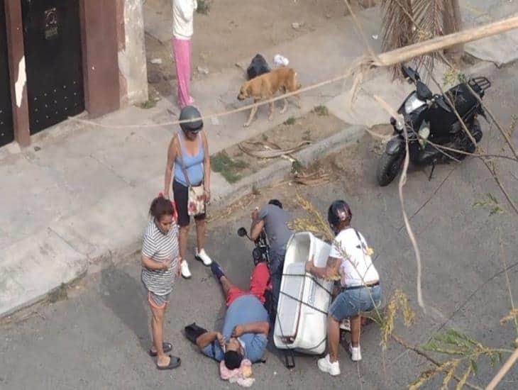 En Veracruz perro manda al suelo a tortillero en motocicleta