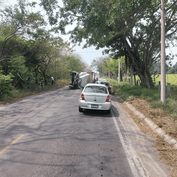 Vuelca camión de volteo en carretera Veracruz-Soledad de Doblado