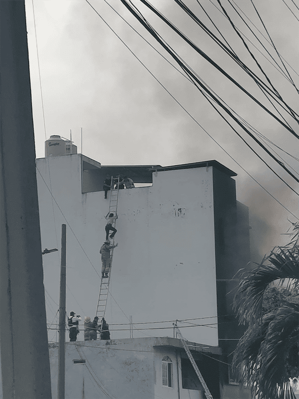 Incendio en vivienda de la colonia 27 de Septiembre en Poza Rica