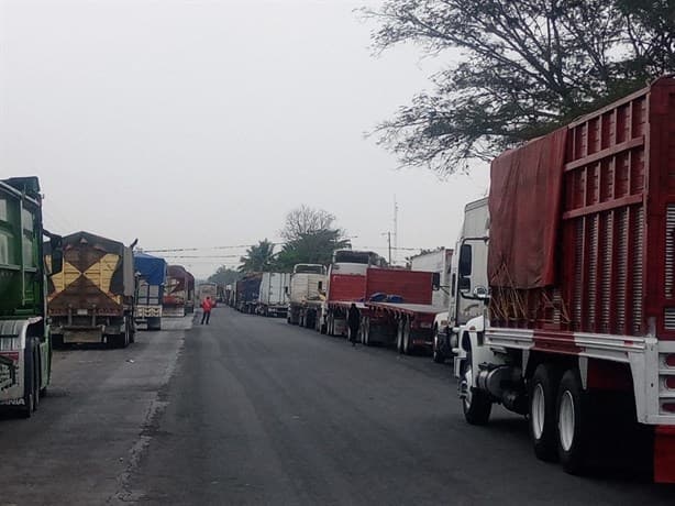 Bloqueo a favor de detenidos paraliza autopista de Veracruz