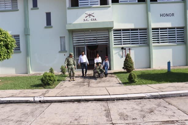 En Coatzintla, nombran soldado por un día a pequeño con parálisis cerebral