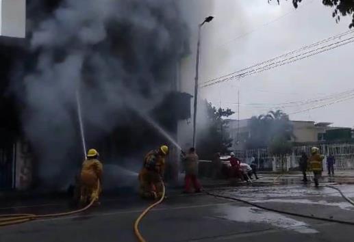 Rescatan a mujer y a su mascota de voraz incendio en Poza Rica