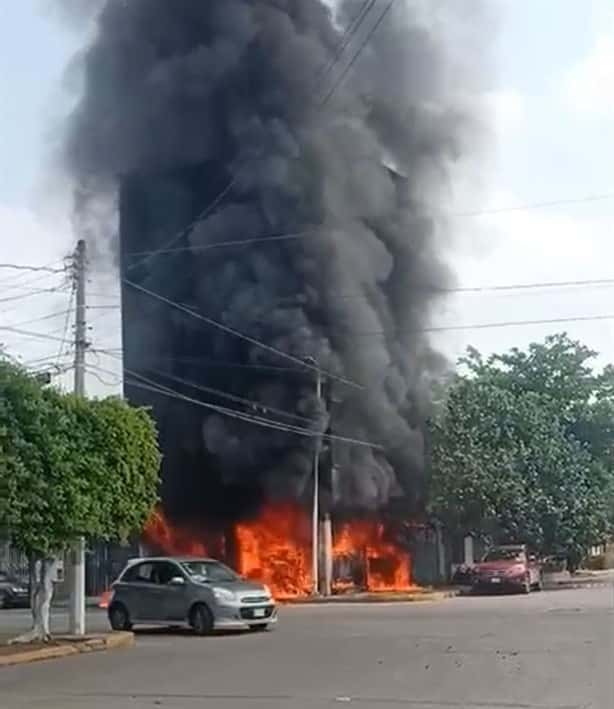 Rescatan a mujer y a su mascota de voraz incendio en Poza Rica