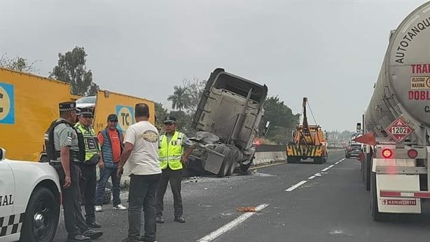 Conductor de tractocamión en Emiliano Zapata se duerme y termina sobre muro divisor