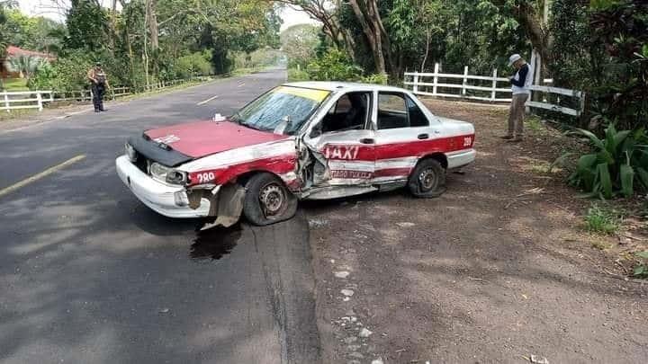 Choca taxi contra camioneta en Santiago Tuxtla, en Veracruz; hay tres heridos