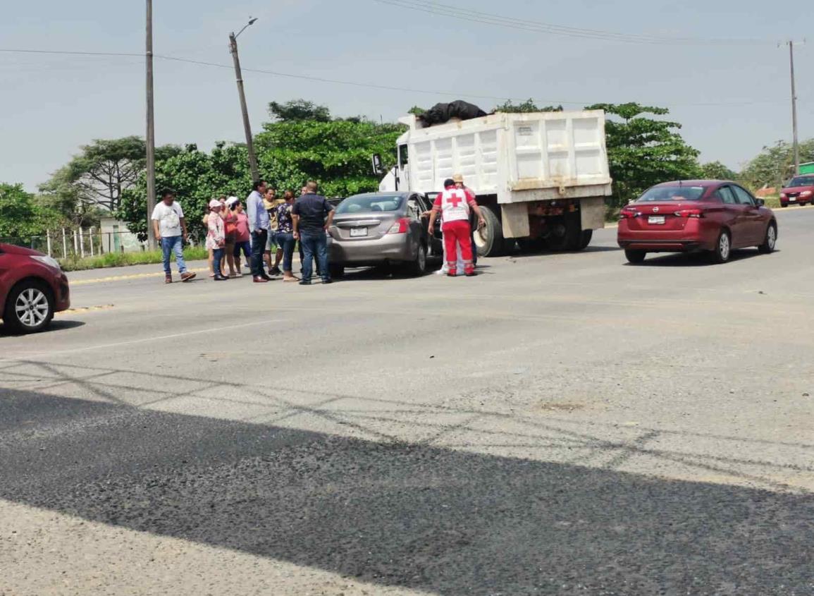 Auto particular y volteo protagonizaron aparatoso accidente en la cuatro carriles