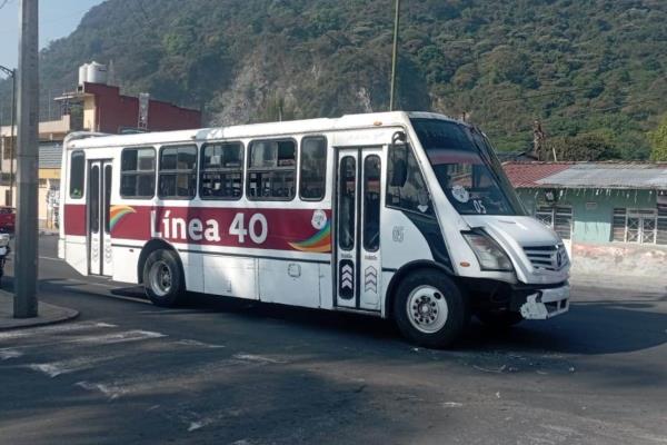Autobús choca contra auto en calles de Orizaba; no hay lesionados