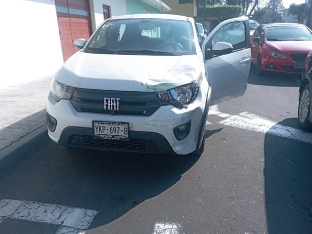 Autobús choca contra auto en calles de Orizaba; no hay lesionados