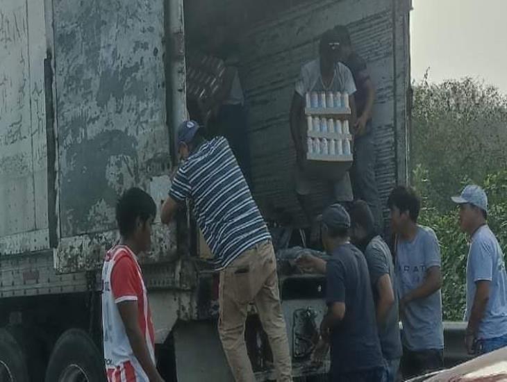 En Cotaxtla se incendia tráiler con cerveza y se da rapiña