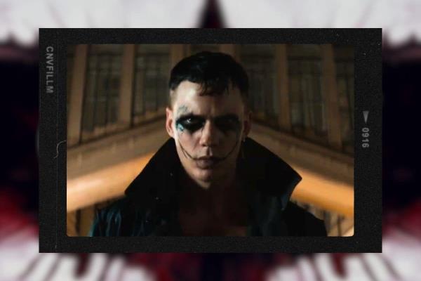 El Cuervo abre sus alas en el primer avance de la nueva versión con Bill Skarsgard