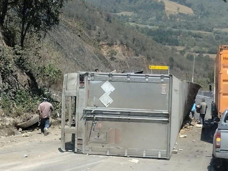 Tras volcadura de tráiler en Maltrata, rapiñeros hacen de las suyas (+Video)