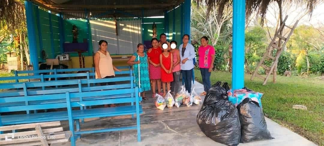 Católicos llevan víveres y ropa a comunidad de Moloacán 