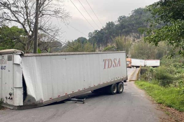 Se desprende caja de tráiler y bloquea carretera en Córdoba