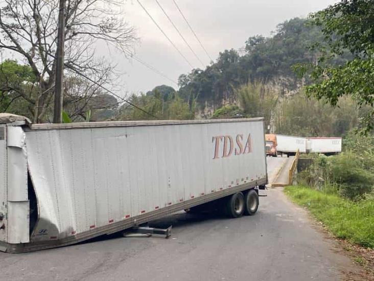 Se desprende caja de tráiler y bloquea carretera en Córdoba