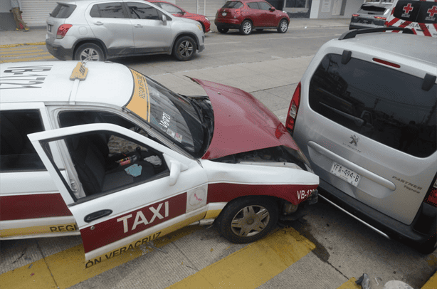 Vuelca camioneta tras impactar a un taxi en colonia Ricardo Flores Magón, Veracruz