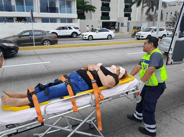 Mujer de 60 años sufre graves heridas tras ser atropellada por un taxi en Boca del Río