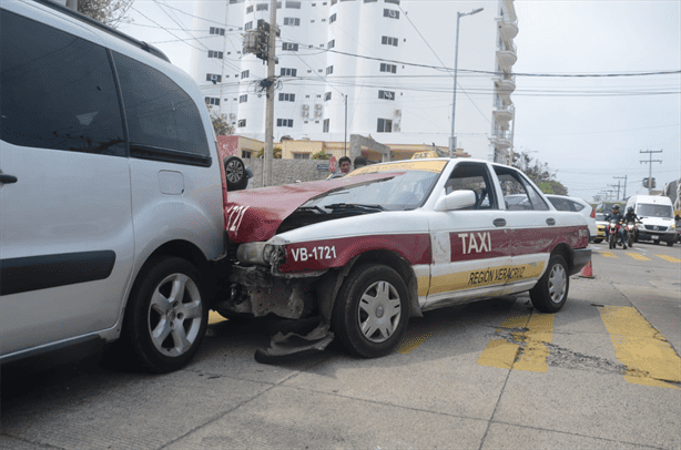 Vuelca camioneta tras impactar a un taxi en colonia Ricardo Flores Magón, Veracruz