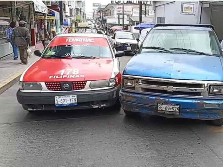 Accidente entre camioneta y taxi genera caos vial en Tlapacoyan