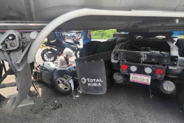 Mujer choca contra tráiler cisterna en el bulevar Xalapa-Coatepec