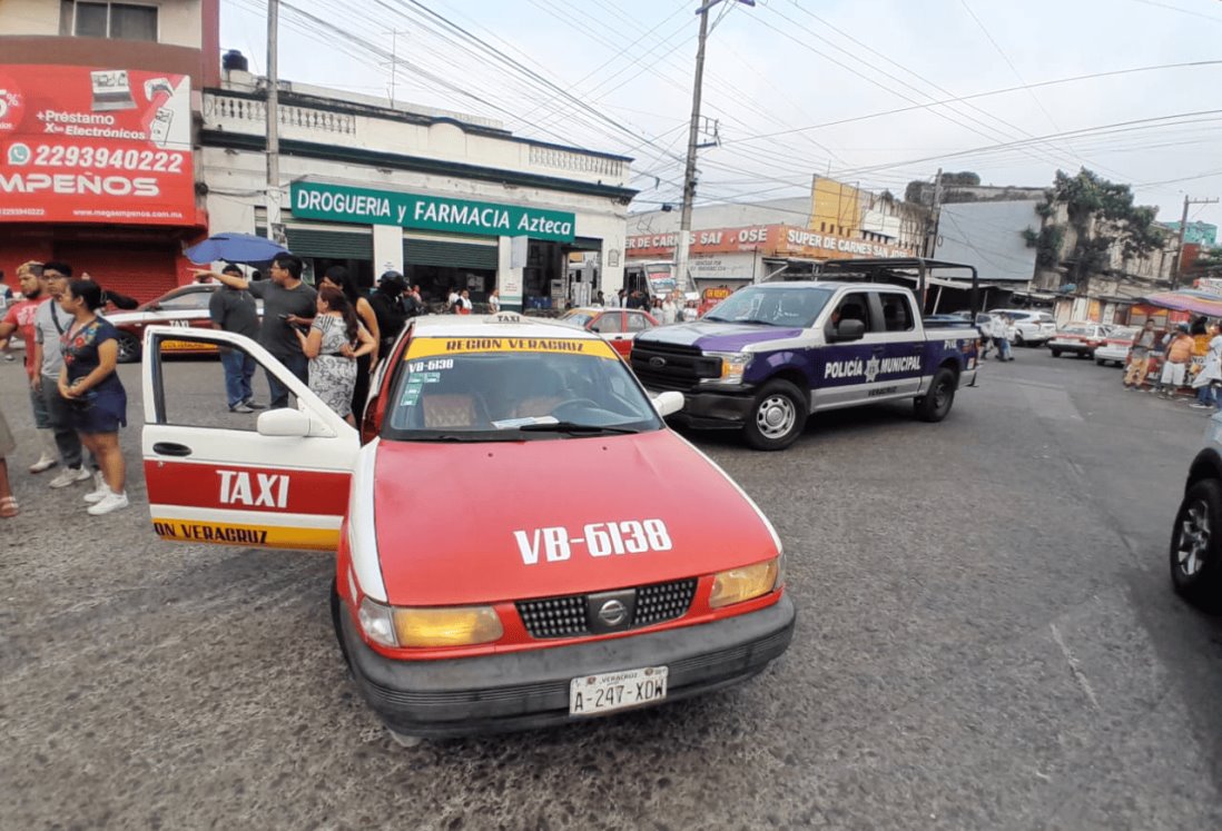 Taxi atropella a mujer de la tercera edad en el Centro de Veracruz