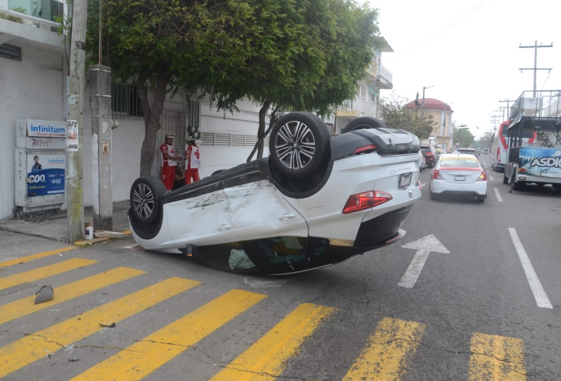 Vuelca camioneta tras impactar a un taxi en colonia Ricardo Flores Magón, Veracruz