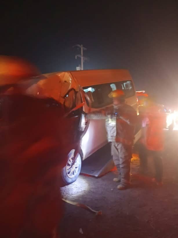 Se desprende la llanta a tráiler y cae sobre una camioneta de transporte en Cempoala