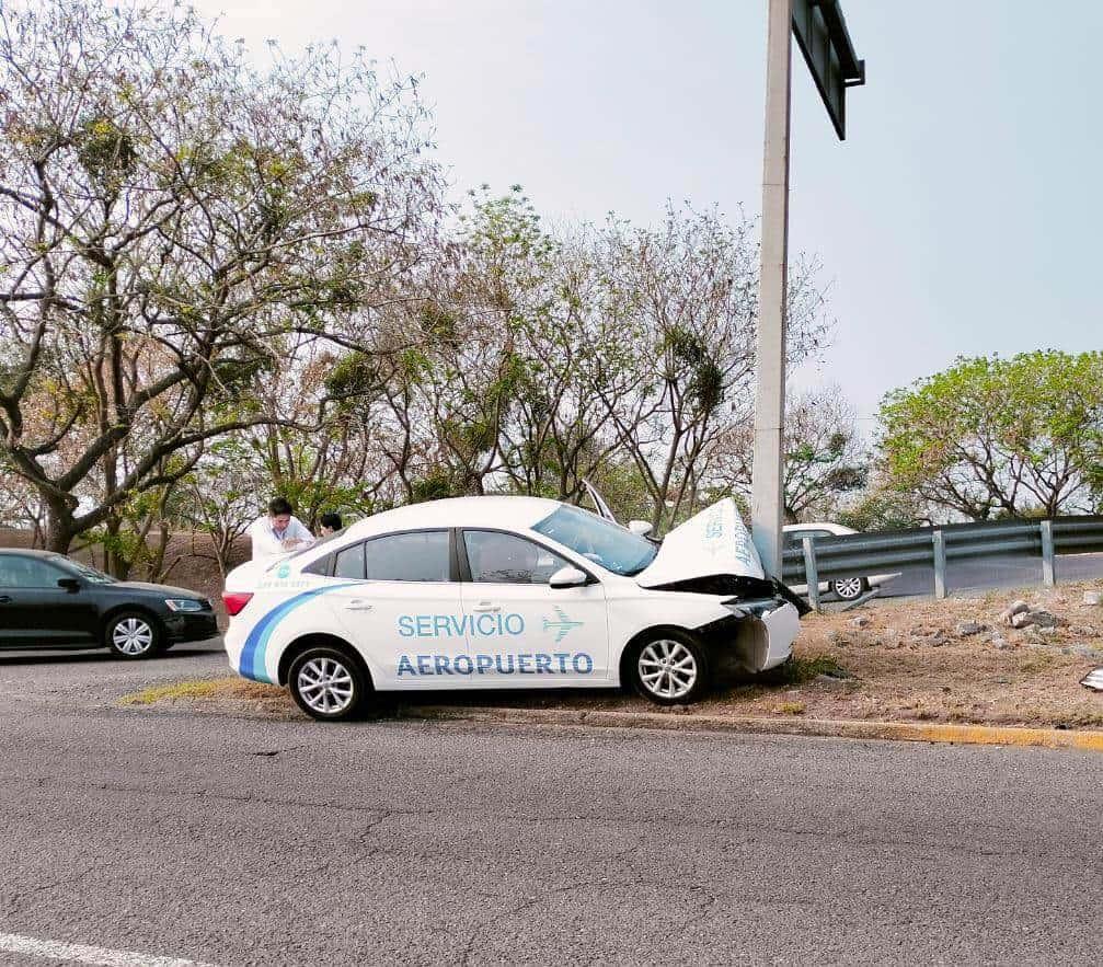 Vehículo del aeropuerto choca contra poste en Veracruz