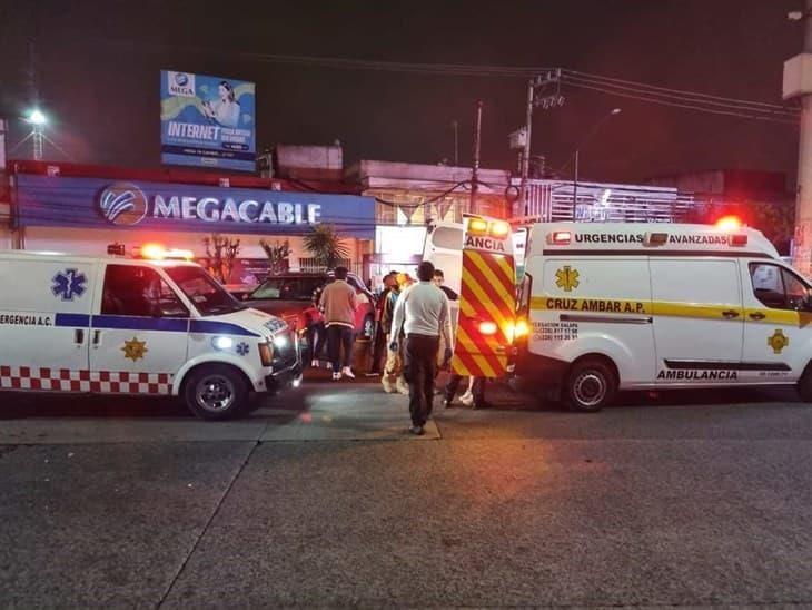 Camioneta choca contra unos bolardos en la avenida 20 de Noviembre en Xalapa 