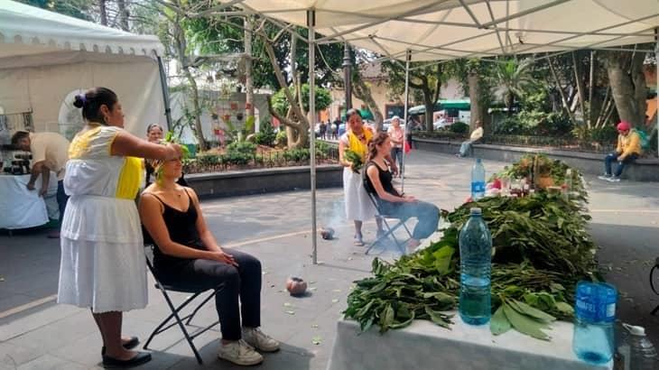 Mujeres comparten medicina tradicional totonaca en el Encuentro Orgullo Veracruzano 