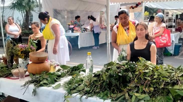 Mujeres comparten medicina tradicional totonaca en el Encuentro Orgullo Veracruzano 