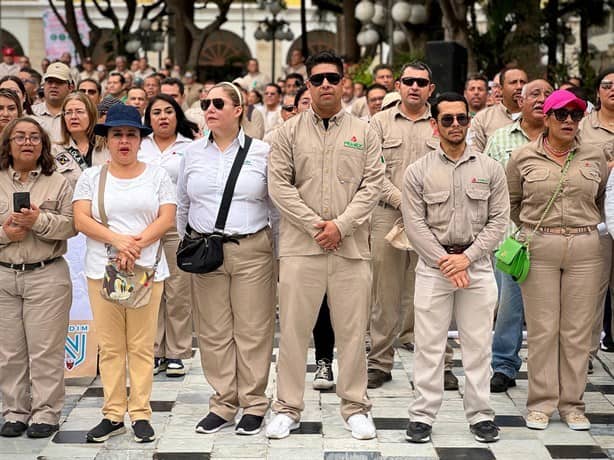 Desfilan para conmemorar el 86 aniversario de la Expropiación Petrolera en Veracruz | VIDEO