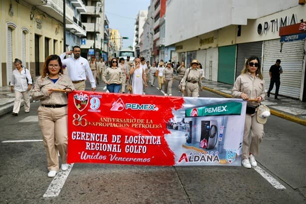 Desfilan para conmemorar el 86 aniversario de la Expropiación Petrolera en Veracruz | VIDEO