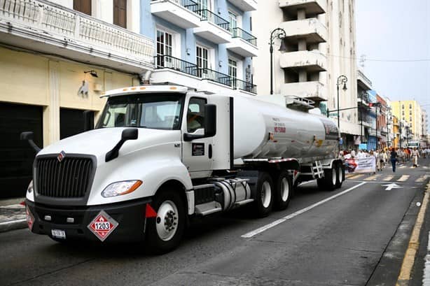 Desfilan para conmemorar el 86 aniversario de la Expropiación Petrolera en Veracruz | VIDEO