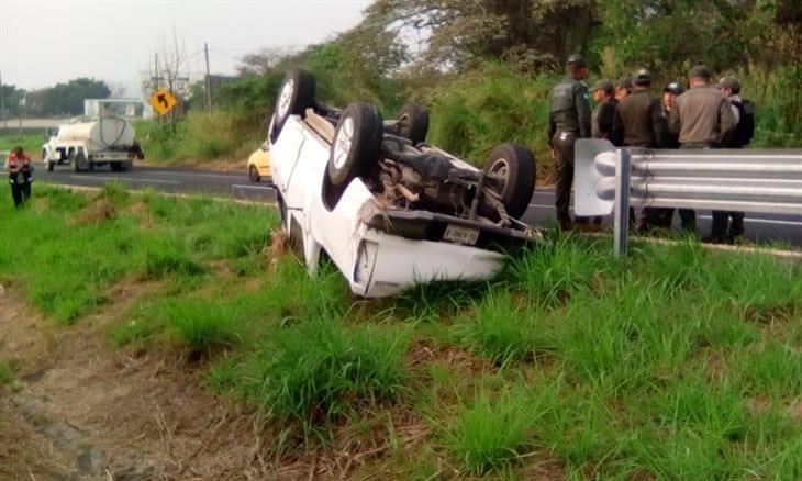 Se registra volcadura de camioneta en El Lencero